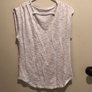 Lululemon he’s there’s white short sleeve size 6
